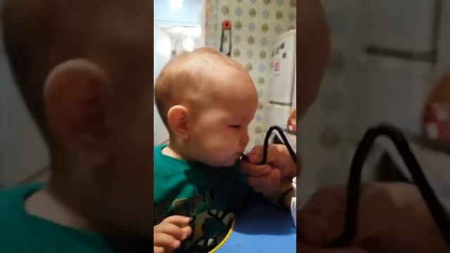 Малыш первый раз пьет гранатовый сок😂 смотреть онлайн