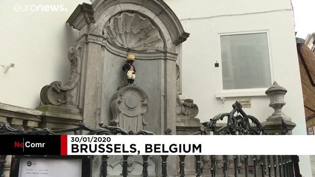 Manneken Pis: Brussels landmark dressed in Union Jack waistcoat ahead of Brexit смотреть онлайн