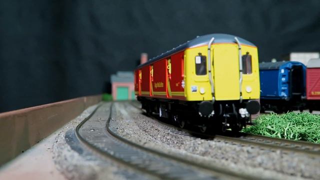 Happy Christmas. Moden image parcels trains in OO смотреть онлайн