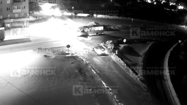 На перекрестке Каменска-Уральского легковушка столкнулась с автобусом смотреть онлайн