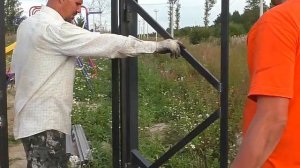 Варим распашные ворота с калиткой под штакетник