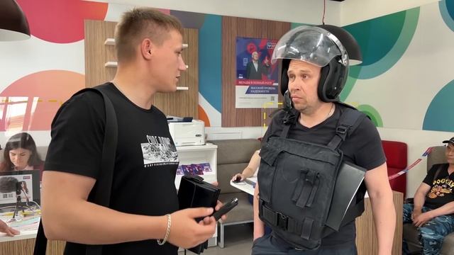 Охранник банка ЗАПРЕЩАЕТ снимать и хочет подать в СУД! Разборки в офисе банка. смотреть онлайн