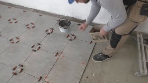 Как класть плитку на пол Укладка плитки с системой выравнивания пола
