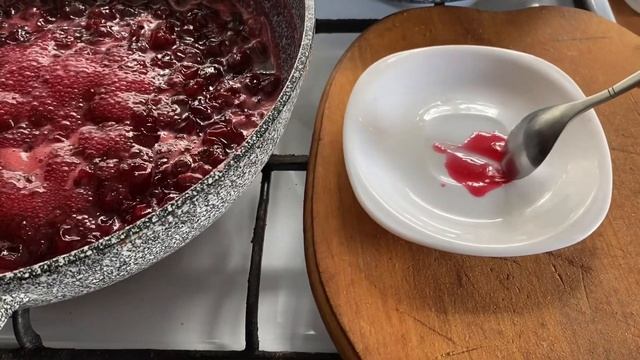 Густе ВИШНЕВЕ ВАРЕННЯ з цілими ягодами на сковороді. смотреть онлайн