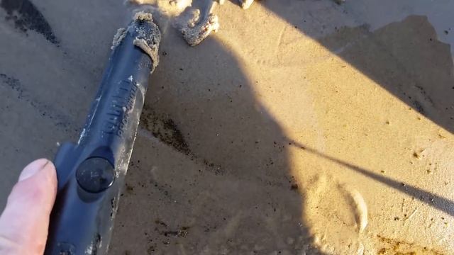 Пляжный коп на юрмальском побережье. Счастливая лягушка.Minelab Safari. смотреть онлайн