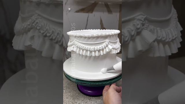 Bolo todo branco com bicos de confeitar! 😍 смотреть онлайн