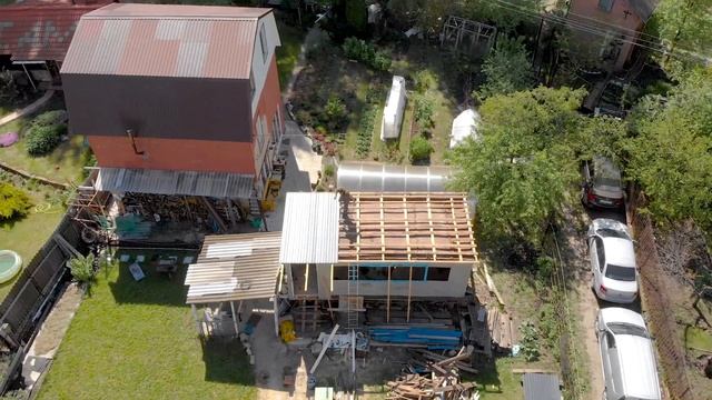 Tiny House из строительного вагончика 4 серия. Появилась крыша и пол. смотреть онлайн