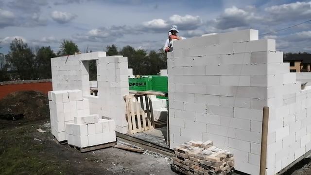 ? Молодая пара своими руками строит дом со вторым светом смотреть онлайн