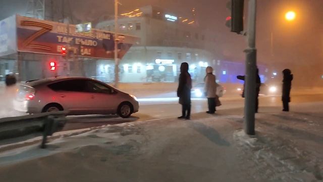 Люди на улице вечером ходят в мороз -42°C в Якутске. Туман. Гололед. Холод. Замерзаешь на улице. смотреть онлайн