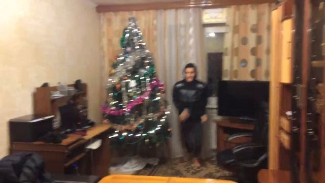 Придурок в шапке прыгает через стол смотреть онлайн