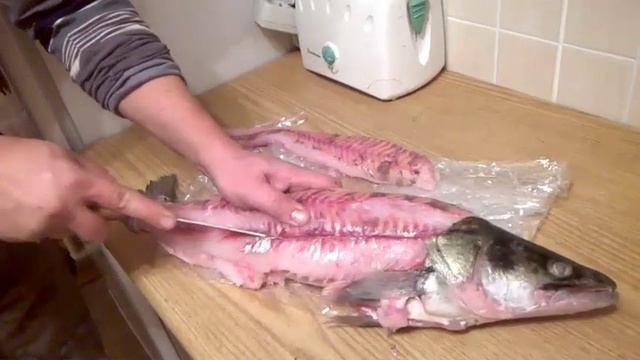 Как почистить рыбу не испачкав кухню.Хе из судака. смотреть онлайн
