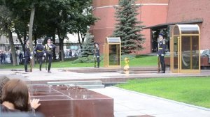 Смена караула у Вечного огня в Москве на Красной площади