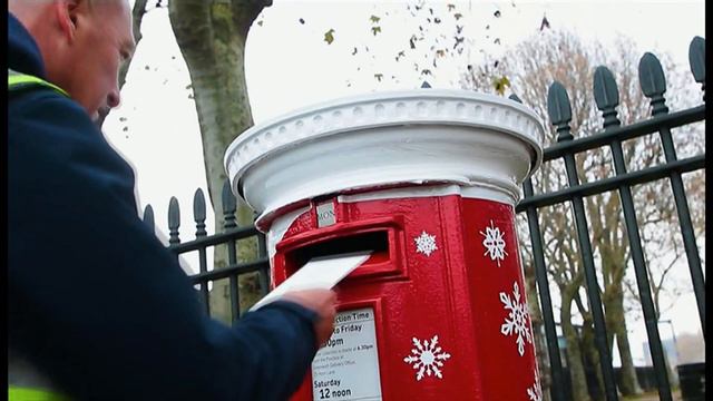 The Christmas postbox that plays as you post (UK) - BBC London News - 26th November 2018 смотреть онлайн