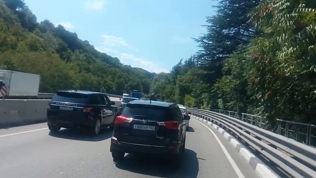 Автомобильная пробка на выезде из Сочи. Мамайский перевал. смотреть онлайн