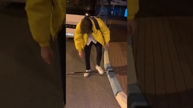 Когда жалко человека который упал смотреть онлайн