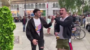 "Живой куст" пугает прохожих, самые смешные реакции.