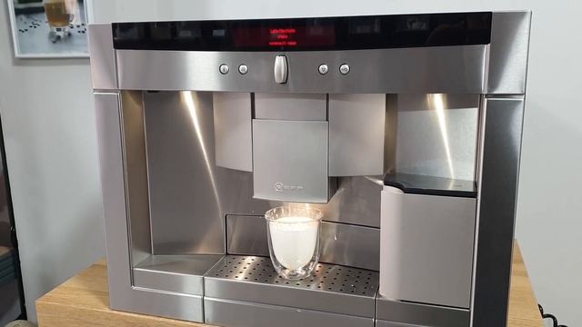 Кафемашина за вграждане NEFF CTES31 приготвя лате макиато смотреть онлайн