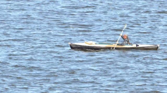 Nizhny Novgorod, Russia, 08.19.2023. Volga River. A man in a kayak floats on the river. Kayaking смотреть онлайн