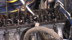 КАК ВЫКРУТИТЬ  БОЛТ  ГБЦ  ЕСЛИ У НЕГО СЛИЗАНЫ ГРАНИ.