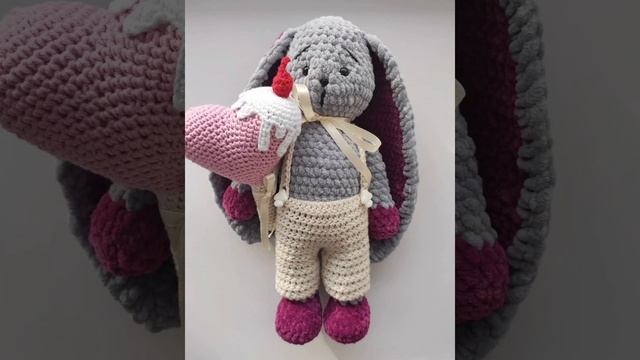 плюшевый зайка крючком. зайка в одежде смотреть онлайн