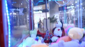 КАК ДОСТАТЬ ВСЕ ИГРУШКИ из АВТОМАТА С ИГРУШКАМИ? КРУТОЙ ЛАЙФХАК!? Не достает?