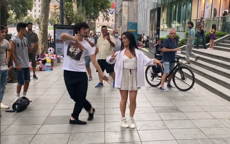 Лезгинка На Улице Руставели 2023 Девушки Танцуют Красиво В Тбилиси Аминка ALISHKA Aminka Dance смотреть онлайн
