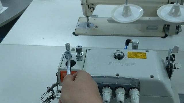 Оверлок с верхним продвижением с цилиндрической платформой Siruba 747KST смотреть онлайн