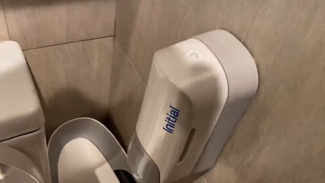 Shower at Changi Airport (Singapore) смотреть онлайн