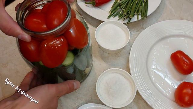 Солим огурчики с помидорками. Заготовки на зиму смотреть онлайн