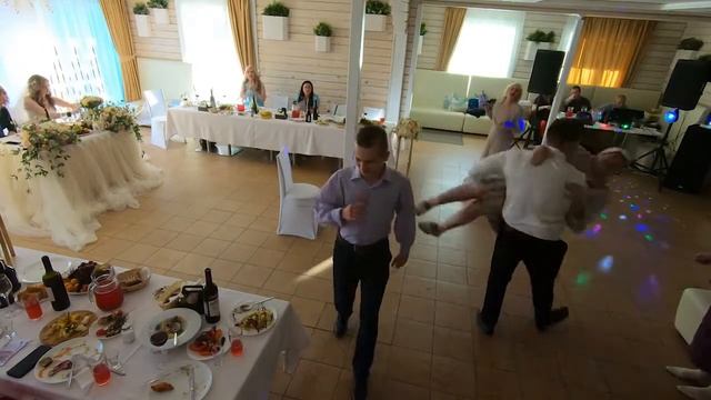 Танец жениха с бабушкой. Внук раскрутил бабушку смотреть онлайн