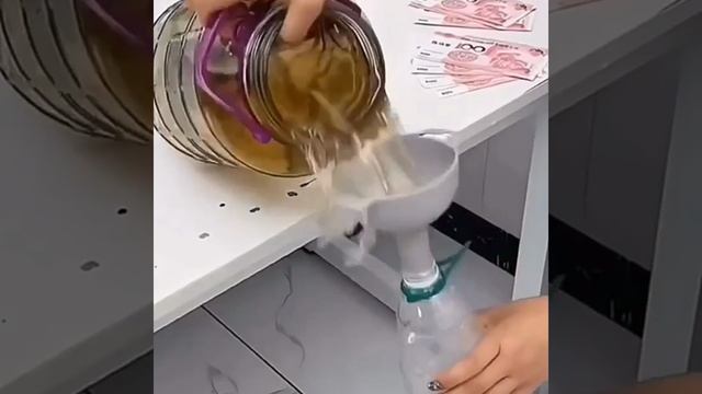 Гаджет для кухни Компактно переливать жидкость #shorts смотреть онлайн