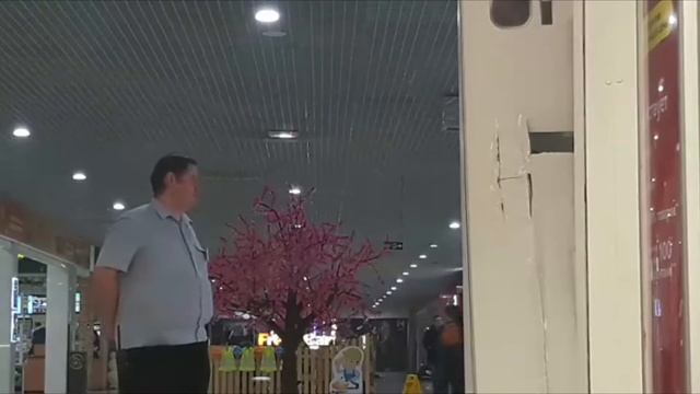 Тупой охранник спит на посту, Мвидео ШОК!!!!! смотреть онлайн