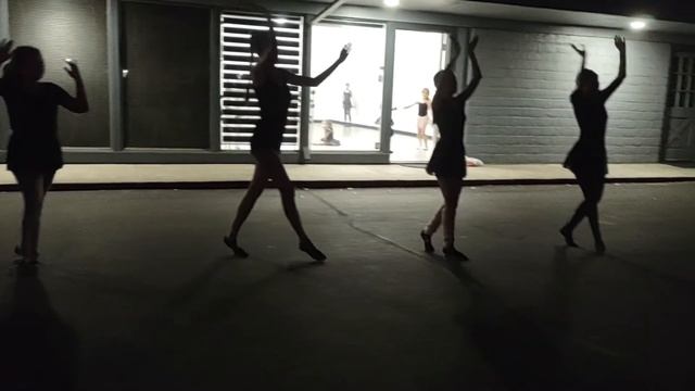 Репетиция армянского танца в потёмках )) смотреть онлайн