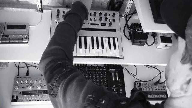Drum & Bass hardware mix // Korg Monologue // Behringer RD6 // BossRC 202 & Boss FX смотреть онлайн