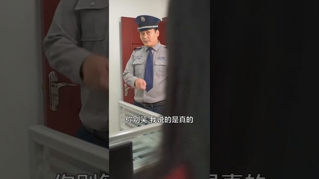 小夥因為沒帶證件被保安攔下，還揚言要開除保安，沒想到他竟是剛調來的副總！ 【小小胖】 смотреть онлайн