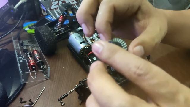 WLTOYS 144001 Front Differential Service ( Greasing, Disassembly and Assembly ) -- The Daily Dose смотреть онлайн