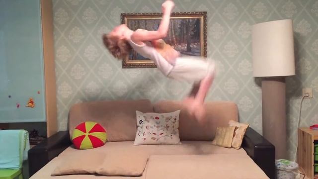 Сальто назад на диване