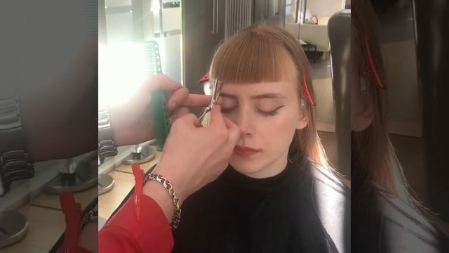 Как стричь ровную челку и какая она должна быть смотреть онлайн