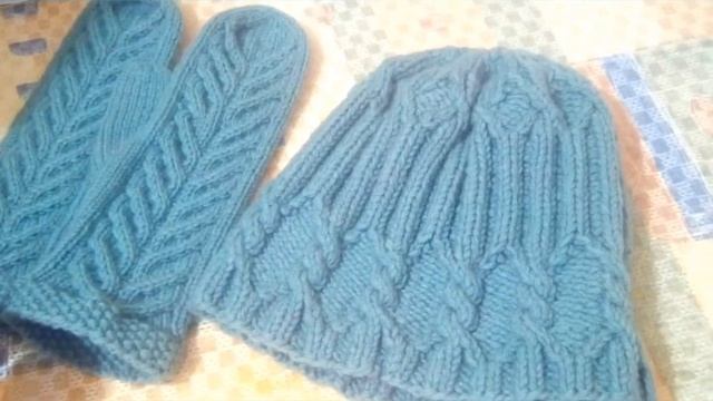 Зимняя шапочка и варежки.Много шапок не бывает.