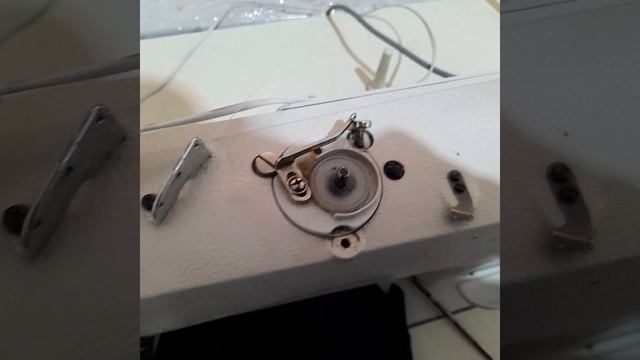 Моталка нитки не крутит, промышленная швейная машина. Регулируем количество нити на шпульке смотреть онлайн