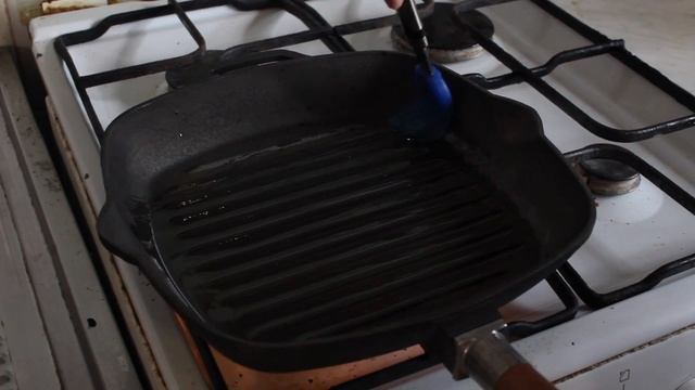 КАК ПОДГОТОВИТЬ ЧУГУННУЮ СКОВОРОДУ К ПЕРВОМУ ИСПОЛЬЗОВАНИЮ / ПРОКАЛИВАНИЕ смотреть онлайн