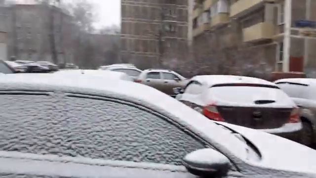 Мопсы на прогулке // Часть первая // Мокрый снег // Моё детство и снег смотреть онлайн