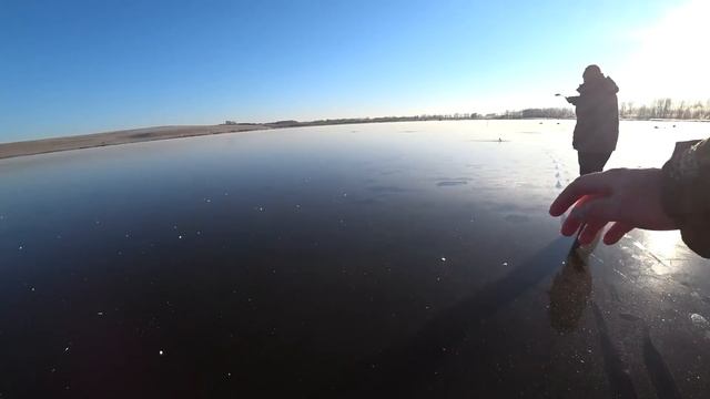 ОТ ЭТИХ ЩУК РУБЕЦ НА СЕРДЦЕ! ЖЕРЛИЦЫ ВЗЛЕТАЮТ БАЛАНСИРЫ ОТЛЕТАЮТ! рыбалка на жерлицы смотреть онлайн