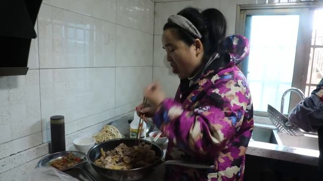 苗大姐儿子过周岁生日，大家一起来祝福，烧上8个拿手菜