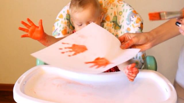 ЭЛИНА РИСУЕТ РУЧКАМИ И НОЖКАМИ. ЦВЕТОК ИЗ РУЧЕК И НОЖЕК. ПАЛЬЧИКОВЫЕ КРАСКИ смотреть онлайн