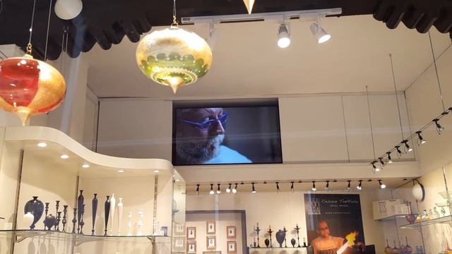 Знаменитые изящные изделия из стекла с острова Мурано.Магазинчик в Венеции . смотреть онлайн