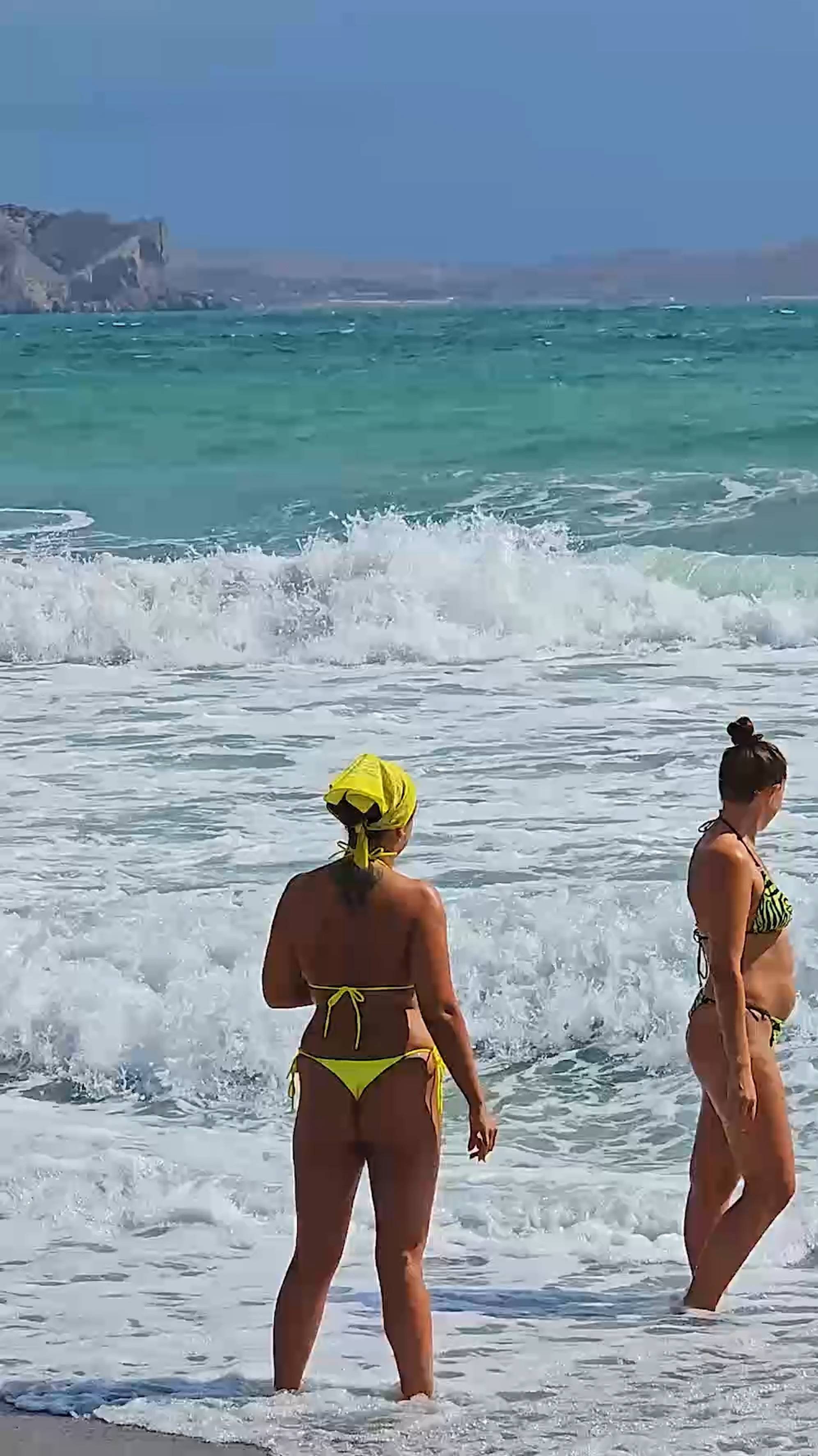 Новый Свет 7 сентября 2024 года 🏖 Штормит, люди копаются 🏄♂️, вода тёплая 👌. смотреть онлайн