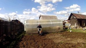 Грядки из досок долговечные и дешевые.