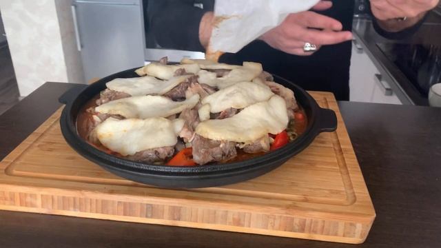 Баранина / Запечённая под хлебной шапкой Баранина с овощами. Турецкий Кескин тава. (Keskin Tava)
