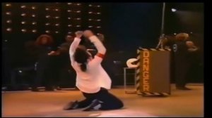 Майкл джексон упал в обморок когда выступал